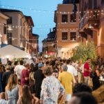 Venerdì 4 e Sabato 5 Luglio | Savignano Wine 2025 – Festival del vino e del buon cibo Potrebbe essere un'immagine raffigurante 3 persone, folla e Piazza di Spagna