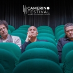CAMERINO FESTIVAL 2025: SERVILLO / GIROTTO / MANGALAVITE – “L’anno che verrà” Potrebbe essere un'immagine raffigurante 3 persone e testo