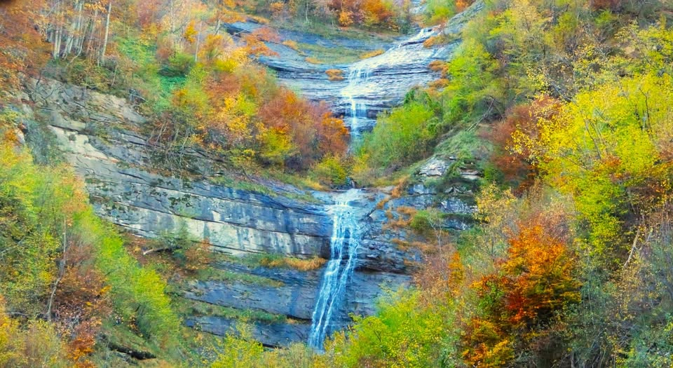 CASCATE DELLA LAGA e APPENNINO PERDUTO D’AUTUNNO Potrebbe essere un'immagine raffigurante natura e cascata