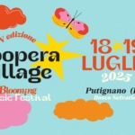 Coopera Village 2025 – V Edizione ✺ Blooming Music Festival Potrebbe essere un disegno raffigurante il seguente testo "edizione Coopera Village Blooming MusicFestival estival Music 18*19 18 *19 LUGLIO 2025 Putignano (BA) Bosco Selvatico"