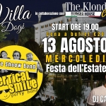 🎉 FESTA DELL’ESTATE c/o Villa dei Dogi 🎉 In collaborazione con THE KLONDIKE Caffè Potrebbe essere un'immagine raffigurante 3 persone e il seguente testo "Villa The Klondike in collaborazione con BURGER HOUSE OTTANAPRESA-CAORLE APRESA CAORLE Caffe dei Dogi START ORE 21.30 Cena a buffet €20 13 AGOSTO M E MERCOLEDI R Festa dell'Estate Peenan SATEE CUC KECAA Live Shoow Band verTicaL verT smile party band DJ CANEA"