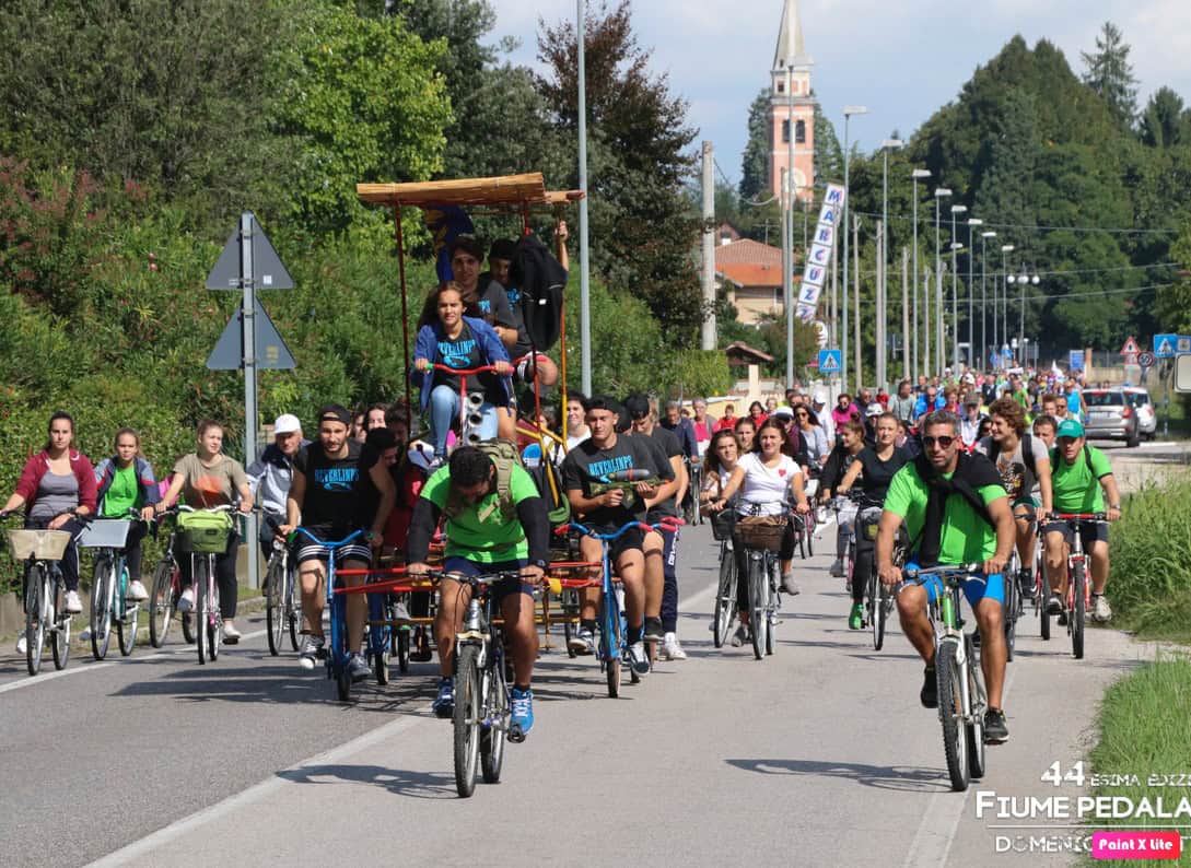 Potrebbe essere un'immagine raffigurante 8 persone, bicicletta, folla e il seguente testo "OLIP แนนร 44ESIMA 44 ESIMA టದ: FIUME FIUMEPEDALA PEDALA DOMENKC DOMENICPaintXLite PaintX lite"