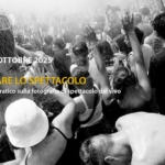FOTOGRAFARE LO SPETTACOLO a cura di Pino Miraglia Potrebbe essere un'immagine raffigurante 2 persone, folla e il seguente testo "03.07 2025 DA LUGLIO A OTTOBE 2025 FOTOGRAFARE LO SPETTACOLO Un corso utrsorararoia teorico/ teorico/pratico sulla fotografia di spettacolo dal vivo acuradi di Pino Miraglia SALA A55OLI"