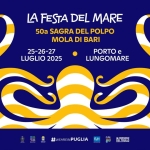 La Festa del Mare – 50ª Sagra del Polpo Potrebbe essere un'illustrazione raffigurante il seguente testo "PORTO e LUNGOMARE ገበር LA FESTA DEL MARE 50a SAGRA DEL POLPO MOLA DI BARI 25-26-27 LUGLIO 2025 ت #WEAREINPUGLIA #WEAREIN PUGLIA Rat'a GAL LACOMPAGNIA DELTRULLO"