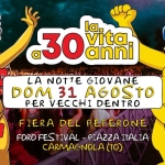 La Notte Giovane x Vecchi Dentro 🔜 Fiera del Peperone, Carmagnola (TO) Potrebbe essere un contenuto di pop art raffigurante folla e il seguente testo "92 la. 30 30 anni Vita SUMMER LA NOTTE GIOVANE DOM 31 AGOSTO PER VECCHI DENTRO TOUR FIERA DEL PEPERONE FORO FESTIVAL- FEStIVAL-PIAZZA -PIAZZA ITALIA CARMAGNOLA(T (to) 2025"