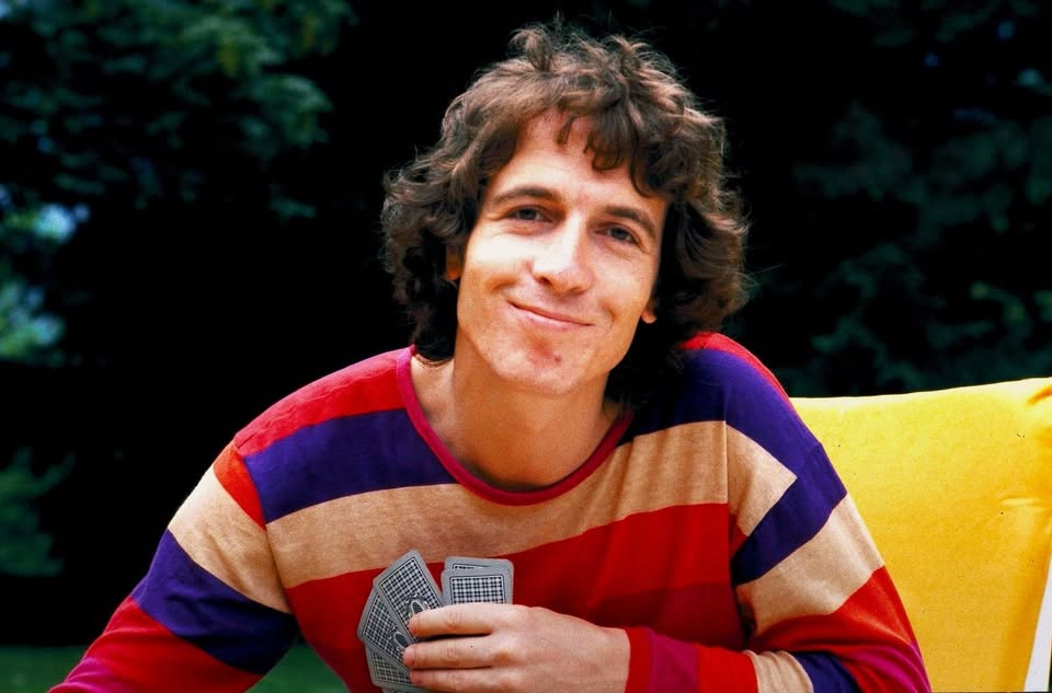 LIVE | ROMA SUONA RINO GAETANO ISEIOTTAVI | Concerto al Lian Club Potrebbe essere un'immagine raffigurante 1 persona