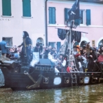 Pirati al carnevale notturno di Comacchio con A D.S My Life e i BIRICHEN Nessuna descrizione della foto disponibile.