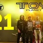 Toys Planet Queen @ San Piero Sotto le Stelle | Antica Sagra di Castello Roganzuolo TV Potrebbe essere un'immagine raffigurante 5 persone, giocattolo, chitarra e testo