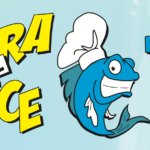 44^ SAGRA DEL PESCE – PIOMBINO Potrebbe essere un disegno raffigurante il seguente testo "SAGRA DEL PESCE 南民 PROLOCO PRO MOMHIND PIOMBINO 19-27 LUGLIO GIARDINI PRO PATRIA"