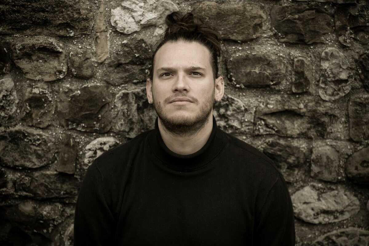 Alessio Zoratto “Canvas Melodies” Potrebbe essere un'immagine in bianco e nero raffigurante 1 persona e barba