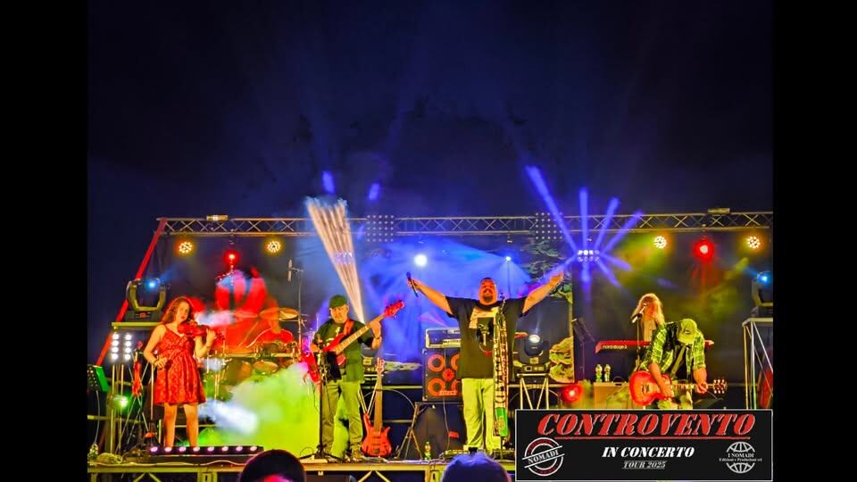 Controvento in Concerto a Roddi (CN) Potrebbe essere un'immagine raffigurante 3 persone, altoparlante, illuminazione, folla e il seguente testo "吉 来 業 PONS E 문4주 O o CONTROVENTO IN CONCERTO AI NOMA TOEE 12"