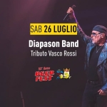 DIAPASON BAND – Tributo Vasco Rossi | BeerFest 2025 Potrebbe essere un'immagine raffigurante 1 persona, strumento musicale e il seguente testo "SAB 26 LUGLIO Diapason Band Tributo Vasco Rossi 33' Amo BEER FEST"
