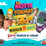 🎉 La Notte dei Format – 📍 Parco Gondar Gallipoli Potrebbe essere un contenuto grafico raffigurante 3 persone e il seguente testo "NOTTE FORMAT DEI NOKIA 热島密 NOKIA MERCOLEDÌ 20 AGOSTO RAFFO PARCO PARCOGONDAR G GONDAR doa花 จึ //GALLIPOLI|I LUNGOMARE GALILEO GALILEI 30ម a vita. anni កមិន OUR SPAGHETTI POP"