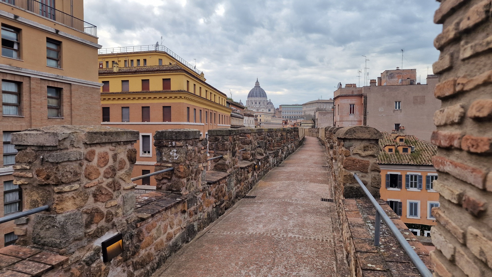 Passetto di Castel Sant’Angelo Potrebbe essere un'immagine raffigurante il Tevere, Piazza di Spagna e il Pantheon