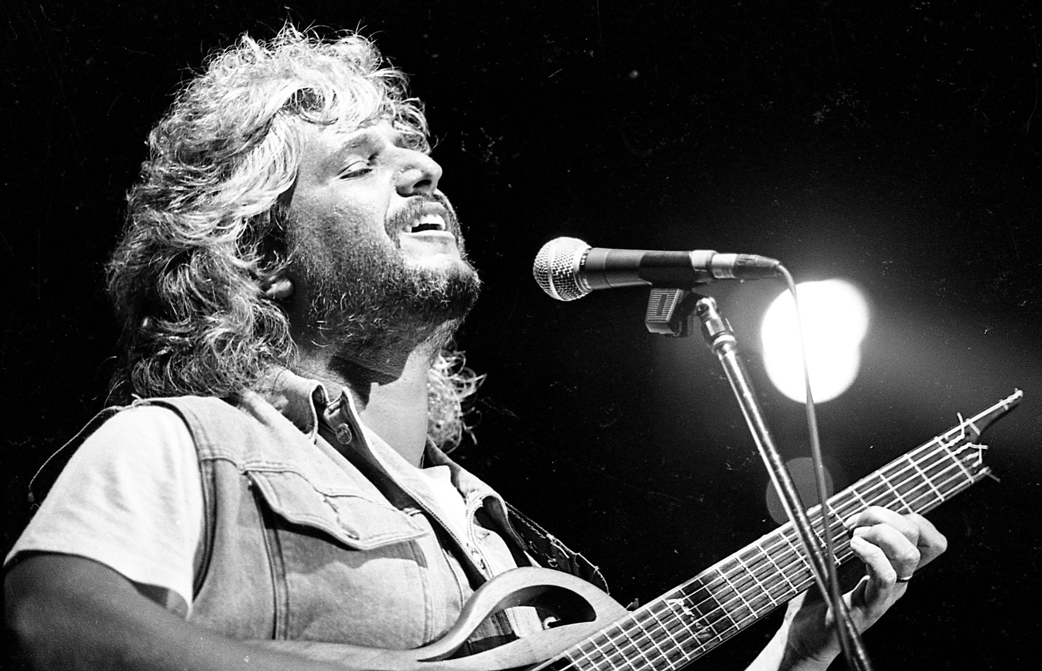 Sarzana Suona Pino Daniele | Gran Concerto al Teatro degli Impavidi Potrebbe essere un'immagine raffigurante 1 persona e chitarra