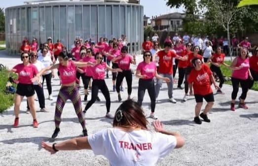 Potrebbe essere un'immagine raffigurante 4 persone, persone che fanno yoga, persone che ballano, abbigliamento sportivo e il seguente testo "TRAINER"