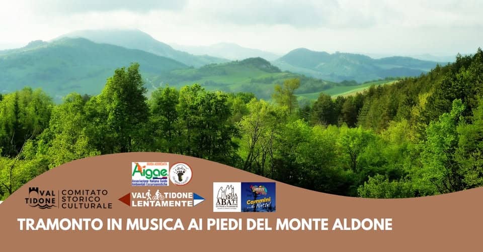 Tramonto in musica ai piedi del Monte Aldone Potrebbe essere un'immagine raffigurante testo
