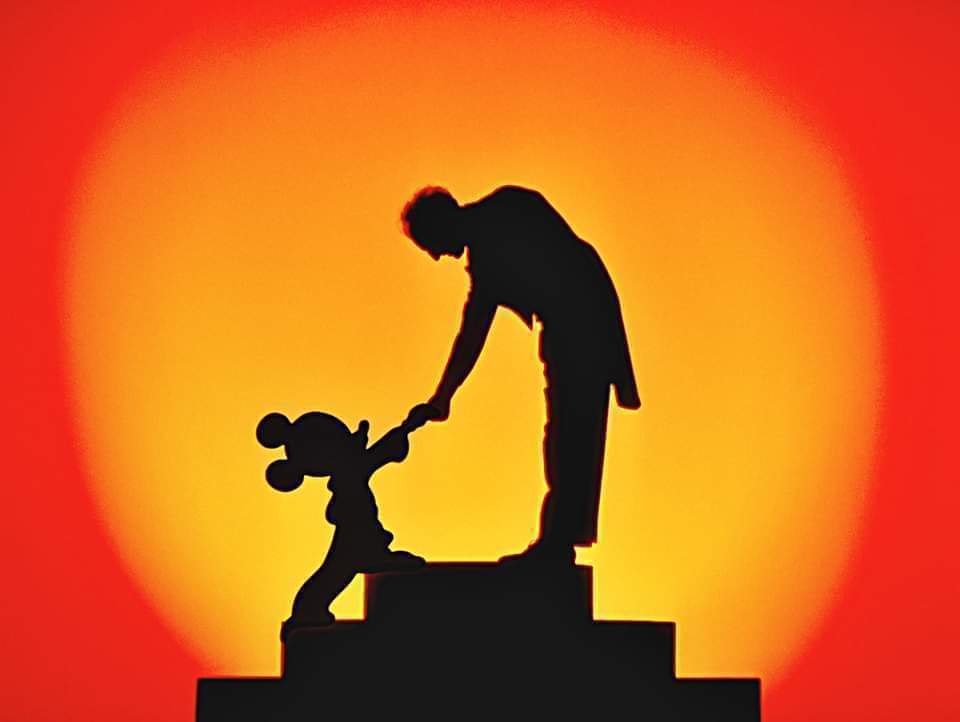 Bergamo Suona Walt Disney | Gran Concerto al CineTeatro Gavazzeni Potrebbe essere un'immagine raffigurante 1 persona e monumento