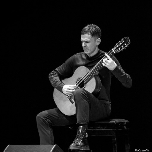 Potrebbe essere un'immagine in bianco e nero raffigurante 1 persona e chitarra