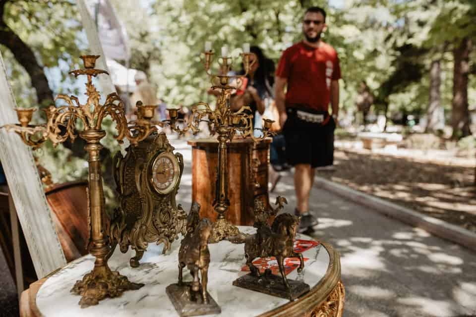 Caccia all’Affare – Sulmona Potrebbe essere un'immagine raffigurante 3 persone, portacandele e testo
