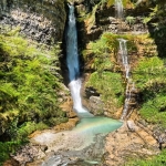 Escursione con guida alla Cascata del Salton con visita alla grotta “Bus de la Bela” Potrebbe essere un'immagine raffigurante cascata e natura