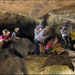 Escursione con visita alla grotta “Bus de la Bela” Potrebbe essere un'immagine raffigurante 6 persone