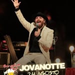 Gerundium Fest 🍻Jovanotte – Tributo a Jovanotti Potrebbe essere un'immagine raffigurante 1 persona e il seguente testo "ននយាក 2025 FORST Gerundium JOVANOTTE -Fest 24 AGOSTO GERUNDIUM FEST, CASIRATE DADDA"