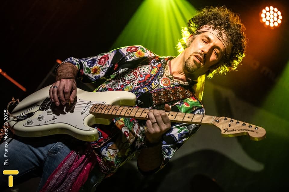 Jimi Hendrix Day – The Nebraska Experience #bolognaestate2025 Potrebbe essere un'immagine raffigurante 1 persona, chitarra e il seguente testo "03 2025 ن Moret 일 Franco ph. ا 売"