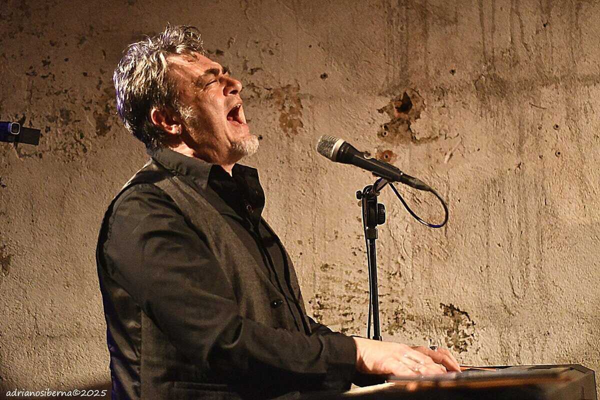 Max Lazzarin + Hooverville Entertainers #bolognaestate2025 Potrebbe essere un'immagine raffigurante 1 persona e pianoforte