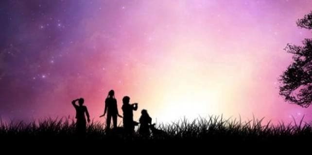 Serata Costellazioni Familiari solo 6 posti rimasti su prenotazione Potrebbe essere un'immagine raffigurante 4 persone, bambino e crepuscolo