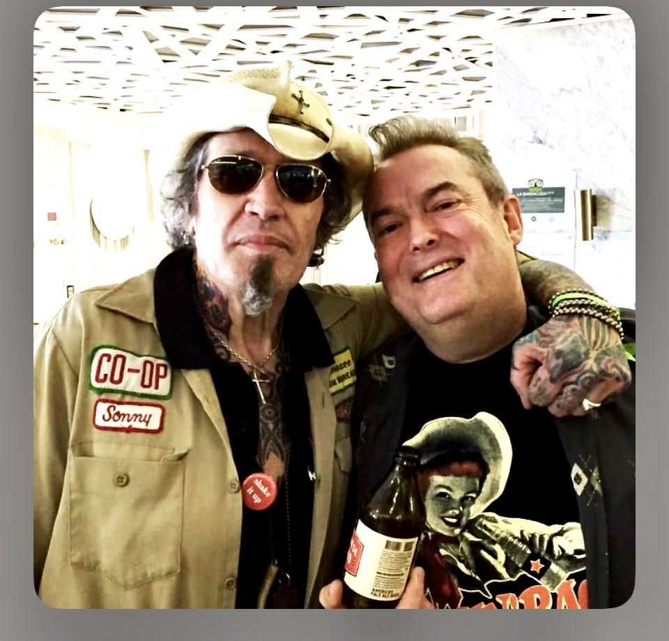 Sonny George & the Boz Boorer All-Stars live at Nasty Boys saloon Potrebbe essere un'immagine raffigurante 2 persone e testo