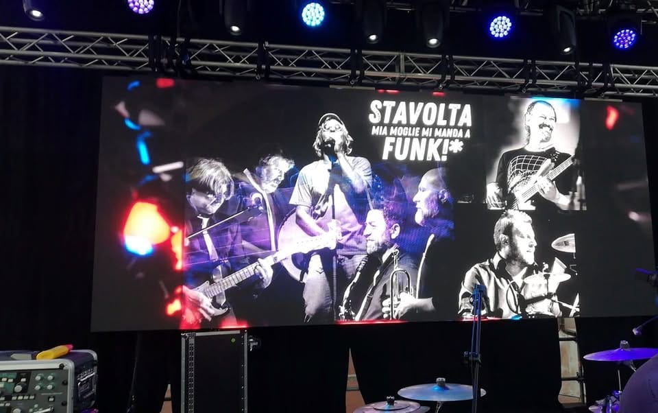 Potrebbe essere un'immagine raffigurante 5 persone, altoparlante, chitarra, sassofono e il seguente testo "STAVOLTA MIA MOGLIE MI MANDA MIAMOGLIEMIMANDAA A FUNK!"