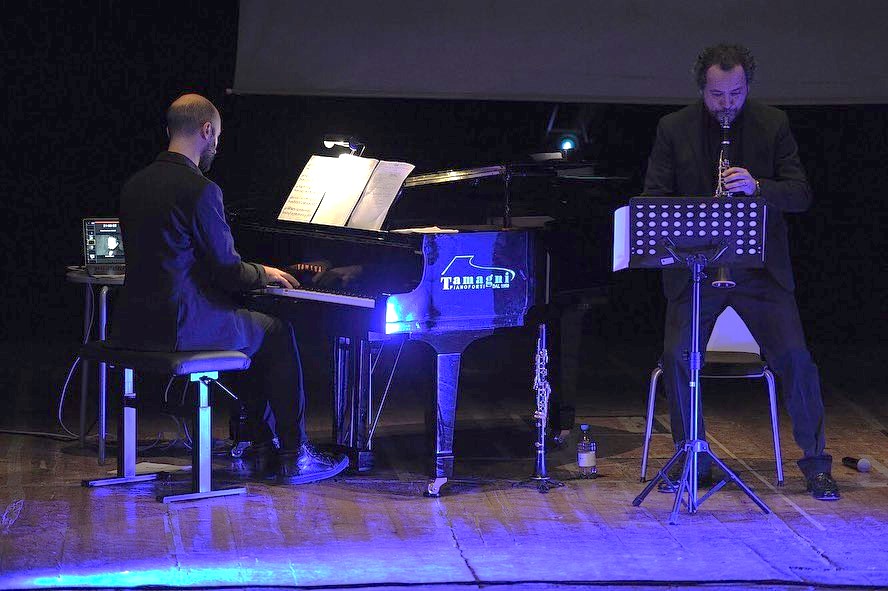 4/3/1943…Lucio Dalla! Potrebbe essere un'immagine raffigurante 2 persone, clarinetto, fisarmonica, sassofono e pianoforte