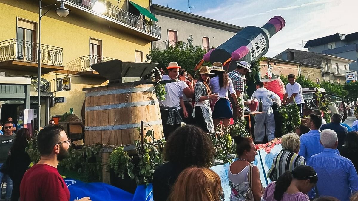 49° Sagra Dell’Uva di Galluccio (CE) Potrebbe essere un'immagine raffigurante 8 persone, folla e testo