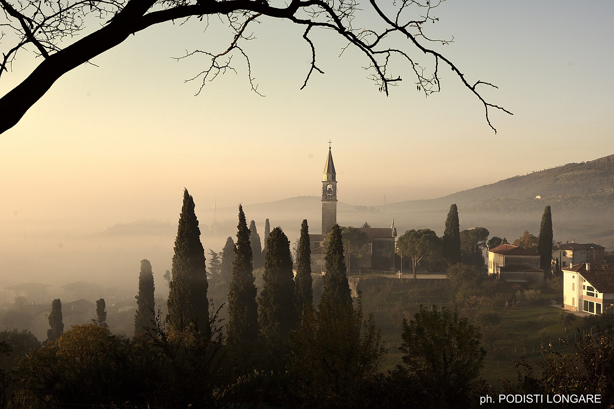 49a Marcia delle Castagne & 10a Maratona Straberica Potrebbe essere un'immagine raffigurante la Sagrada Familia, l'Arno e orizzonte