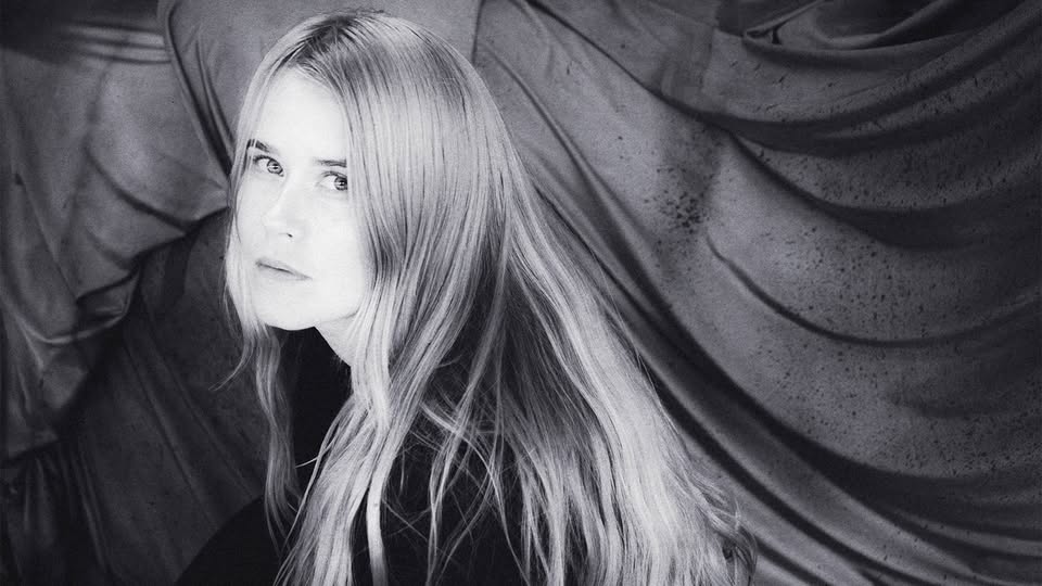 Anna Von Hausswolff Potrebbe essere un'immagine in bianco e nero raffigurante 1 persona e capelli biondi