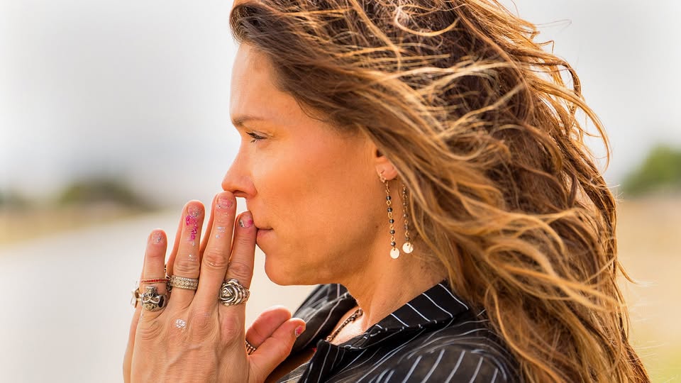 Beth Hart Potrebbe essere un'immagine raffigurante 1 persona, capelli biondi e anello