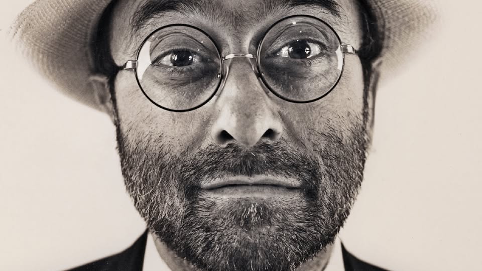 Bologna Suona Lucio Dalla | Gran Concerto al Teatro Dehon Potrebbe essere un'immagine in bianco e nero raffigurante 1 persona, barba e occhiali