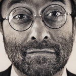 Brescia Suona Lucio Dalla | Gran Concerto al Teatro Santa Giulia Potrebbe essere un'immagine in bianco e nero raffigurante 1 persona, barba e occhiali