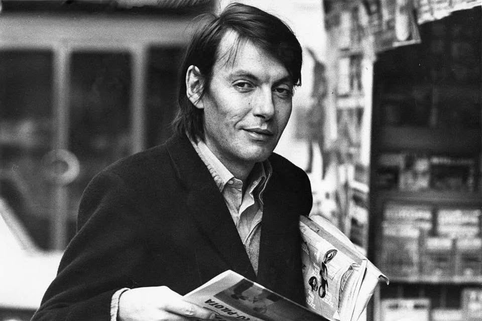 Erba Suona Fabrizio De André | Gran Concerto al Teatro Excelsior Potrebbe essere un'immagine in bianco e nero raffigurante 1 persona