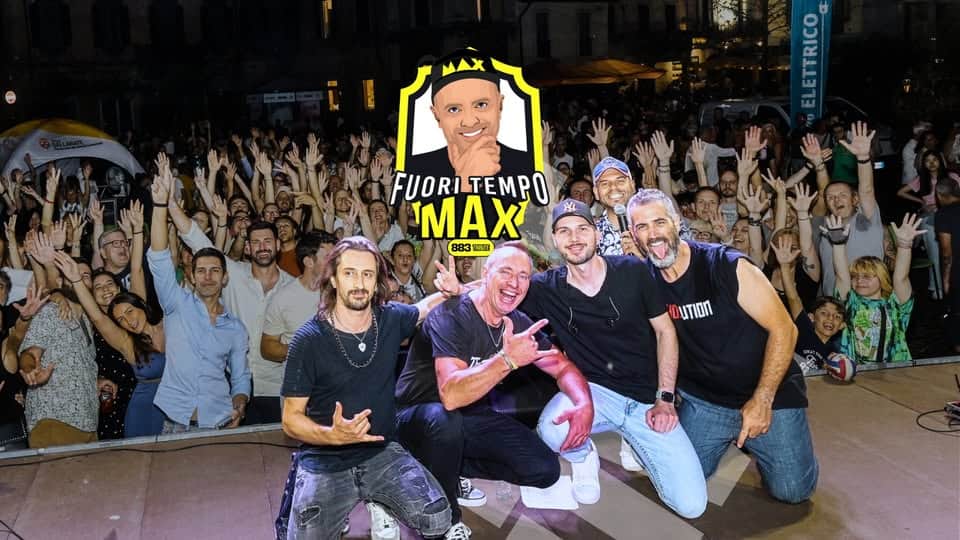 Potrebbe essere un'immagine raffigurante 2 persone, folla e il seguente testo "FUORITEMPO MMAXI MAX 미4와 8831 830１ 色 UTION"