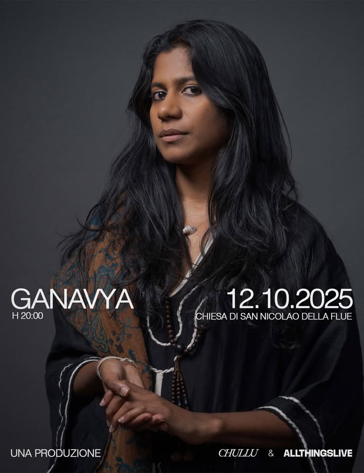 GANAVYA | Chiesa di San Nicolao della Flue | 12 ottobre Potrebbe essere un'immagine raffigurante 1 persona e il seguente testo "ብረ GANAVYA H 20:00 12.10.2025 12. CHIESA DI SAN NICOLAO DELLA CHIESADISANNICOLAODELLAFL FLUE UNA PRODUZIONE CHULLU&ALLTHINGSLIVE & ALLTHINGSLIVE CHULLU"