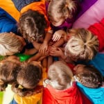 Potrebbe essere un'immagine raffigurante 4 persone, bambino e trampolino