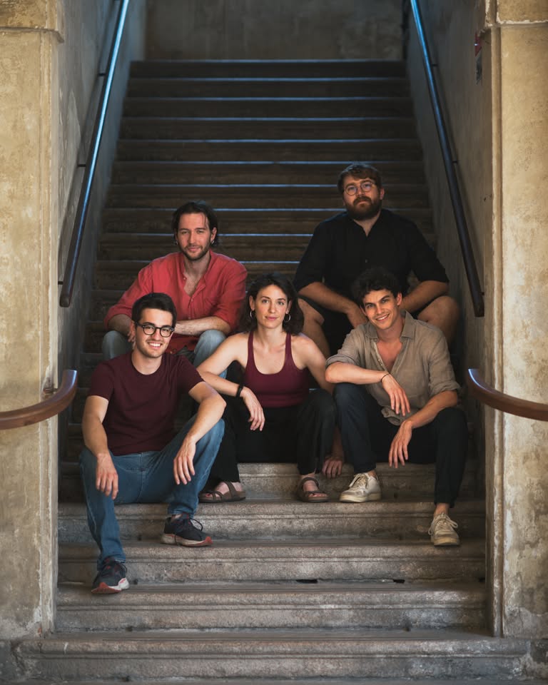 Les Moustaches – “La Fame” Potrebbe essere un'immagine raffigurante 5 persone