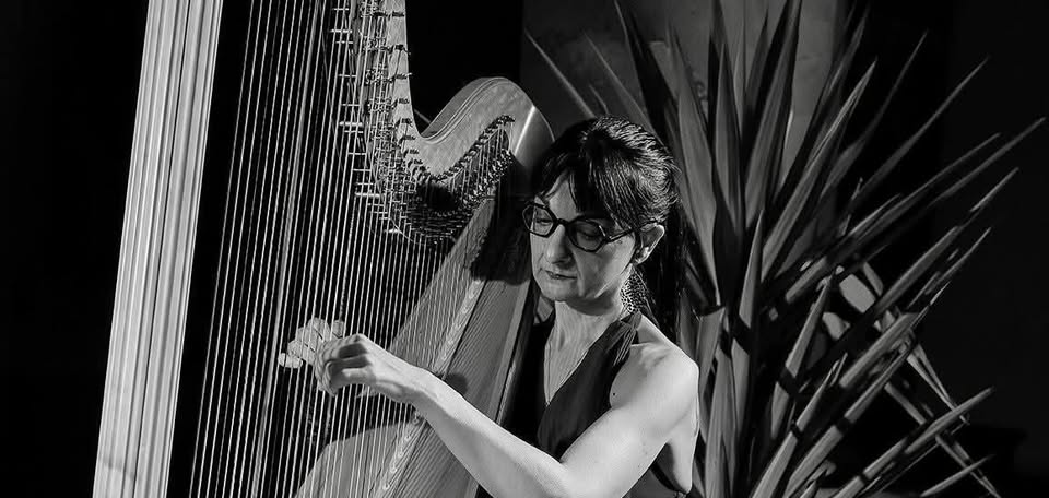 Potrebbe essere un'immagine in bianco e nero raffigurante 1 persona