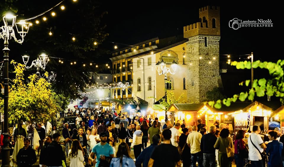 Maxi Sagra della Castagna IGP e del Fungo Porcino di Roccamonfina Potrebbe essere un'immagine raffigurante 2 persone e il seguente testo "mLL Lamberto .ambertoNicolo Nicolo PHOTOGRAPHER PHOT ลงง ياسا"