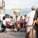 Mele a Mel 2025 Potrebbe essere un'immagine raffigurante 11 persone, Camogli, strada, folla e testo
