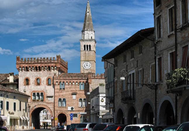Potrebbe essere un'immagine raffigurante campanile, l'Arno e Camogli
