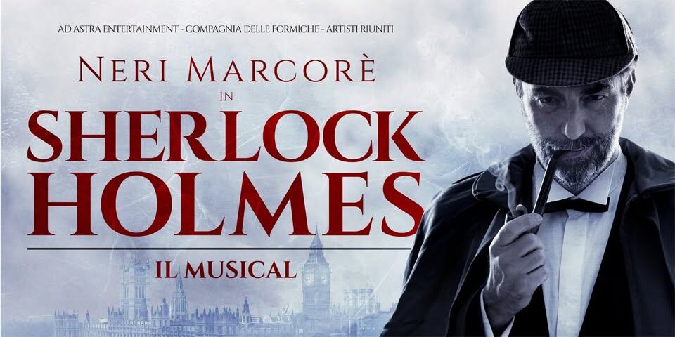 Potrebbe essere un'immagine raffigurante 1 persona e il seguente testo "AD ASTRA SRAINEAIENULOMAAOAA ENTERTAINMENT -COMPAGNIA DELLE FORMICHE ARTISTI RIUNITI NERI MARCORE SHERLOCK IN HOLMES IL MUSICAL"