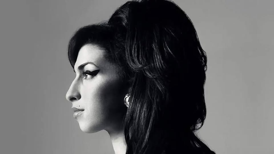 Padova Suona Amy Winehouse | Gran Concerto al Piccolo Teatro Potrebbe essere un'immagine in bianco e nero raffigurante 1 persona e sorriso